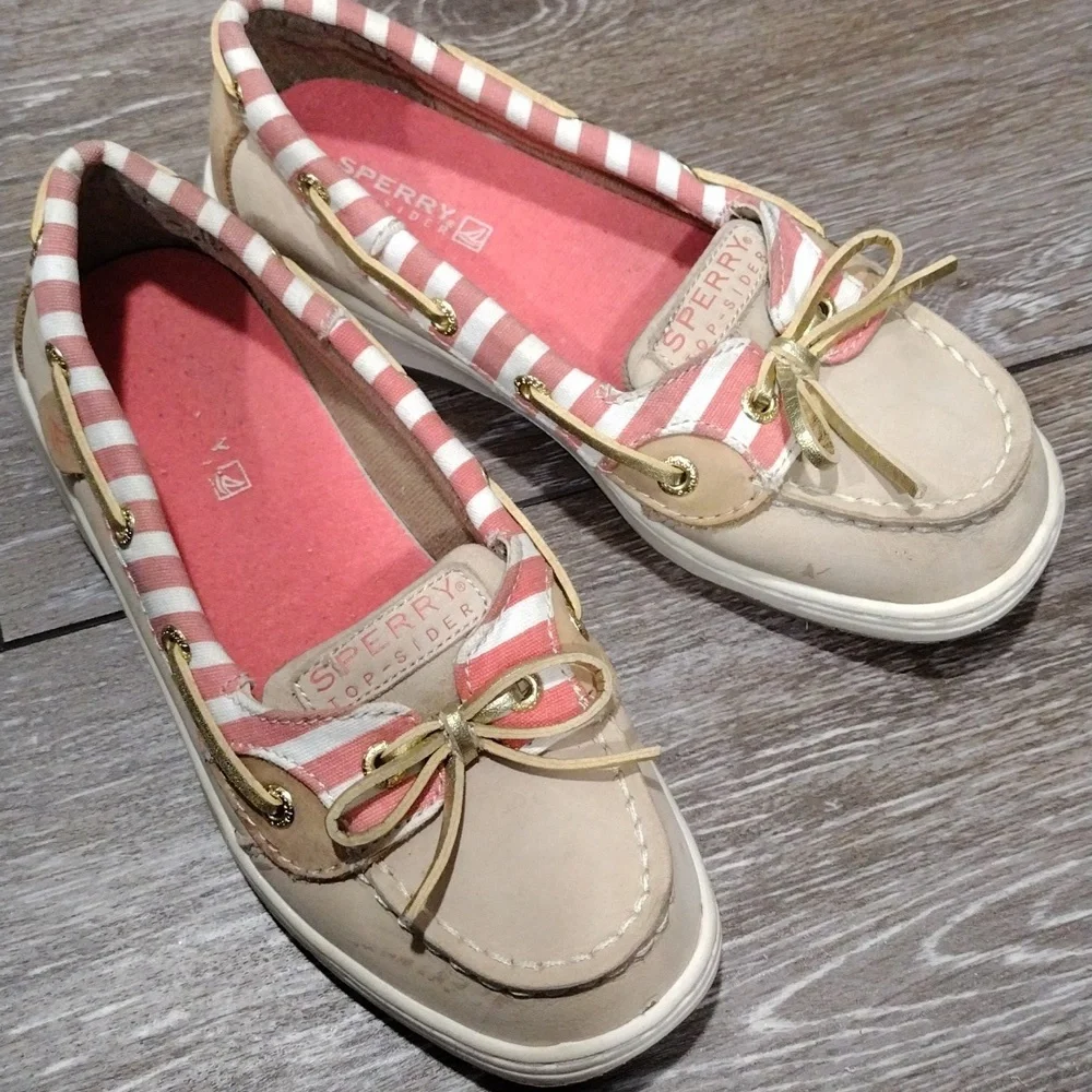Sperry girls cream colored leather loafers with pink accents. Size 1.5 girls